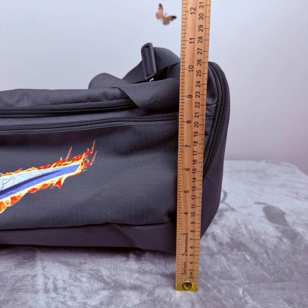Nike Brasilia Small Duffel Bag Iron‎ Grey Flame Swoosh DQ4479-068 Sample